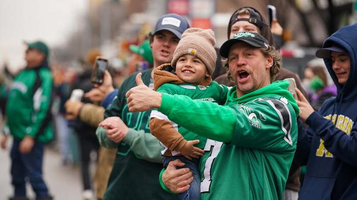 Des partisans des Roughriders assistent au défilé de la Coupe Grey à Regina, le 18 novembre 2025.