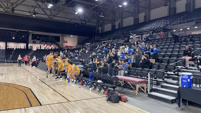 Les joueurs et partisans se lèvent avant la fin du match. 
