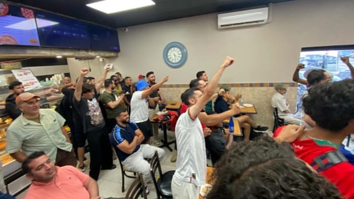 Des partisans de l'équipe du Maroc au Café 5 Juillet à Montréal.