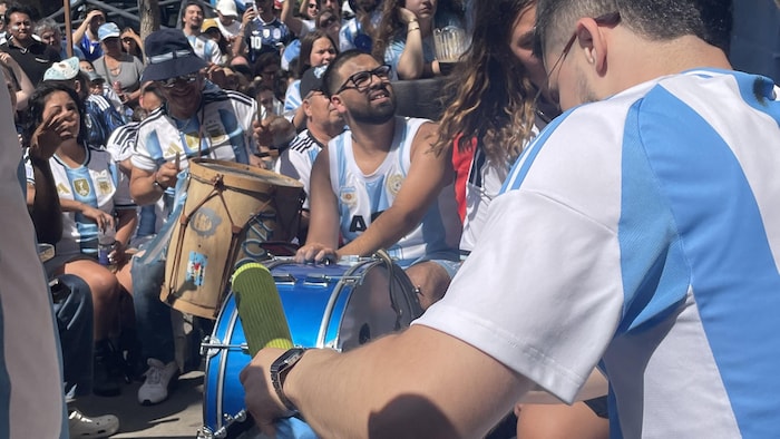 Des joueurs de musique vêtus aux couleurs de l'Argentine dans une rue de Montréal.