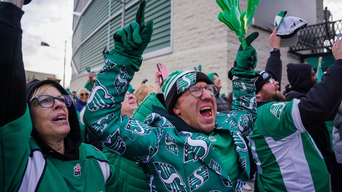 Des partisans des Roughriders accueillent l'équipe à Regina après leur victoire à la Coupe Grey, le 17 novembre 2025.