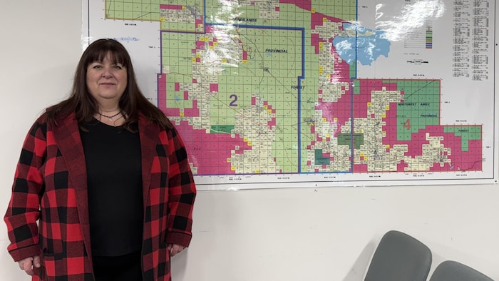 Monique Chenier devant une carte de la municipalité rurale de Piney.