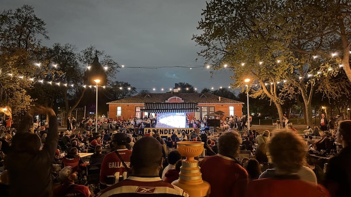 Des partisans du Canadien regarde le match sur un grand écran.
