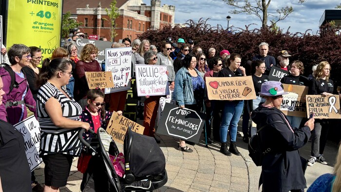 Une mobilisation citoyenne organisée par le collectif Pas une de plus s’est déroulée lundi après-midi au centre-ville de Sherbrooke afin de dénoncer le féminicide survenu cette fin de semaine.