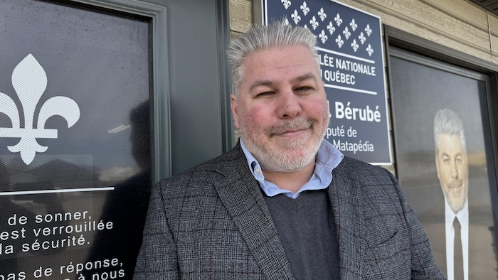 Pascal Bérubé, le député péquiste de Matane-Matapédia, se tient en complet devant son bureau de député.