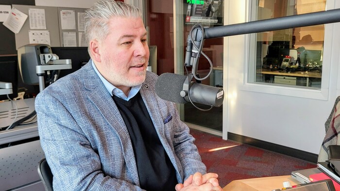 Le député de Matane-Matapédia, Pascal Bérubé, dans les studios de Radio-Canada à Matane. 