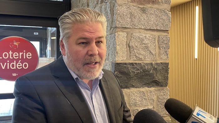 Matane-Matapédia, Pascal Bérubé's Paskist deputy, in about 57,000 signatures against budgetary front of microphones.