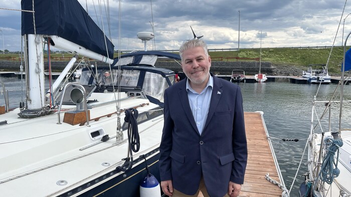Pascal Bérubé, député de Matane-Matapédia, sur le quai de la marina de Matane.