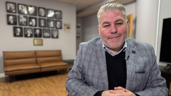 Le député de Matane-Matapédia, Pascal Bérubé, dans son bureau de circonscription à Matane.