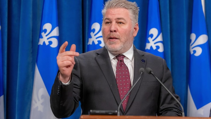 Pascal Bérubé parle derrière un lutrin.