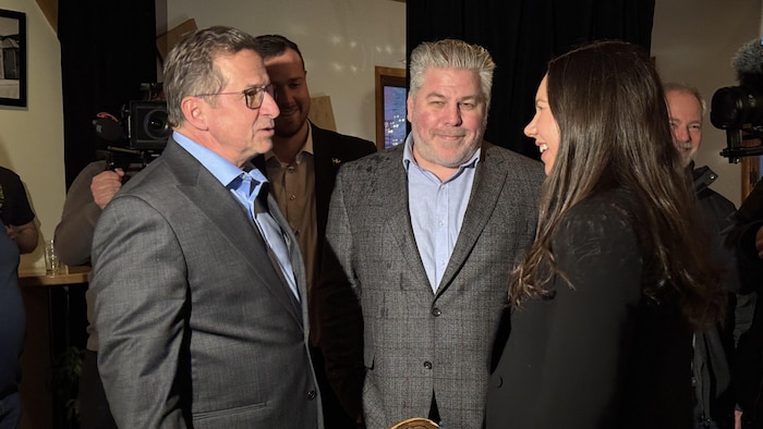 Yves-Francois Blanchet et Pascal Bérubé discutent avec une candidate.