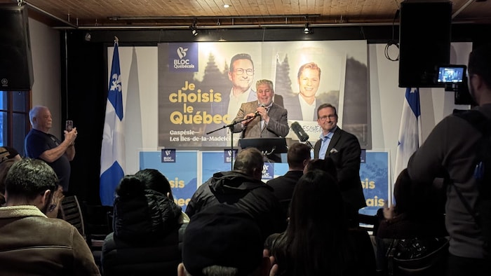 Pascal Bérubé parle dans un micro.