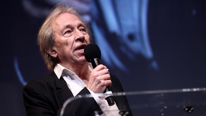 Un homme parle dans un micro.