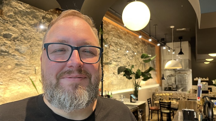 Pascal Dinelle pose dans son nouveau restaurant.
