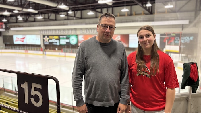 Ils posent un à côté de l'autre avec la glace du PEPS de l'Université Laval derrière eux.