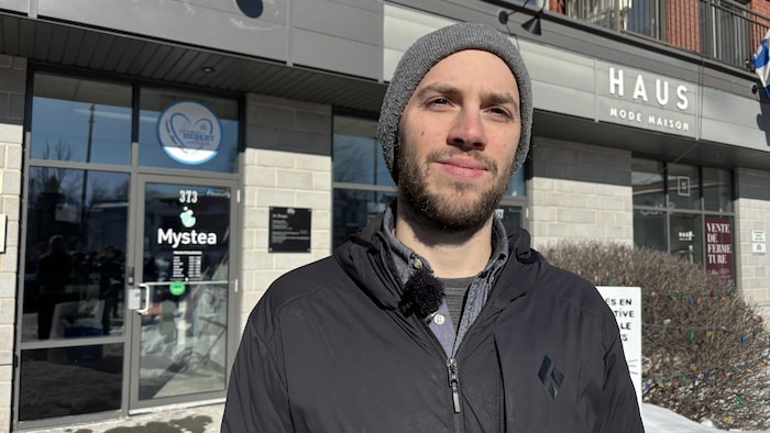 Pascal Florent sourit à la caméra. Il est dehors.