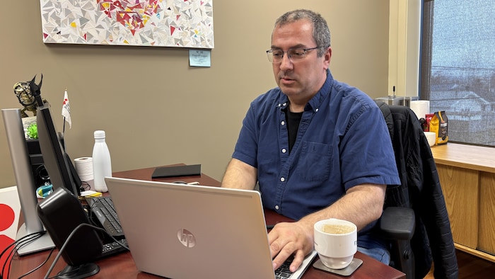 Pascal Langlois travaille à son bureau.
