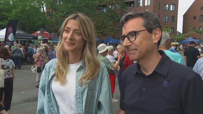 Chloé Fauchon, candidate péquiste dans la circonscription de Louis-Hébert et Pascal Paradis, député et candidat péquiste dans la circonscription de Jean-Talon.