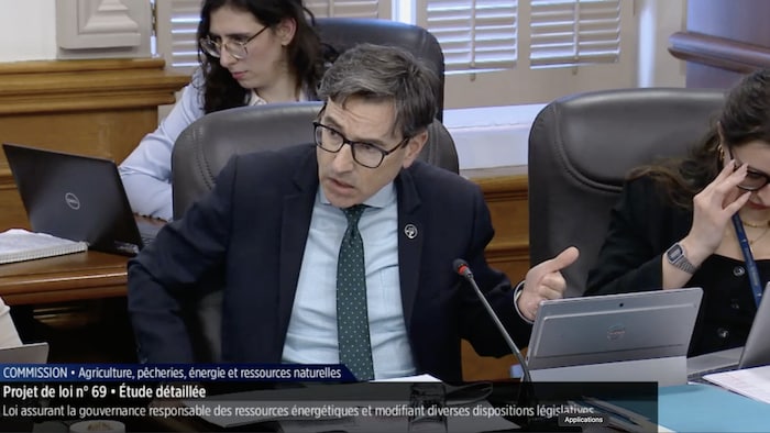 Le député du PQ Pascal Paradis, lors de l'étude du projet de loi 69, le 21 mai 2025.
