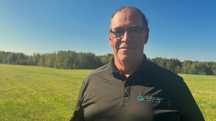 Pascal Rheault dans un champ à Mont-Brun.
