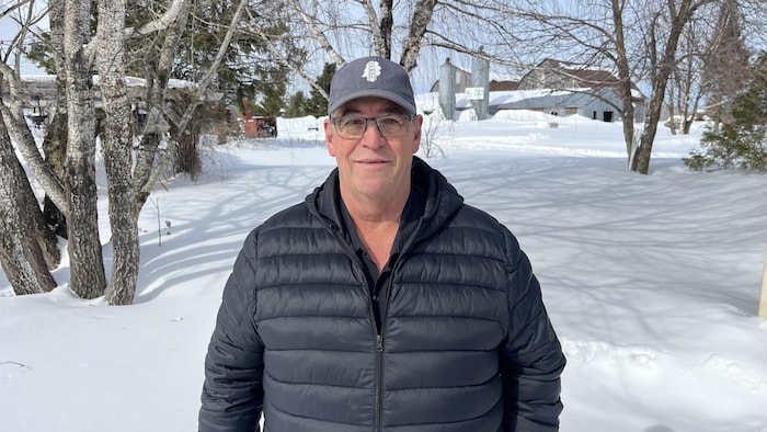 Pascal Rheault près d'une ferme en Abitibi.