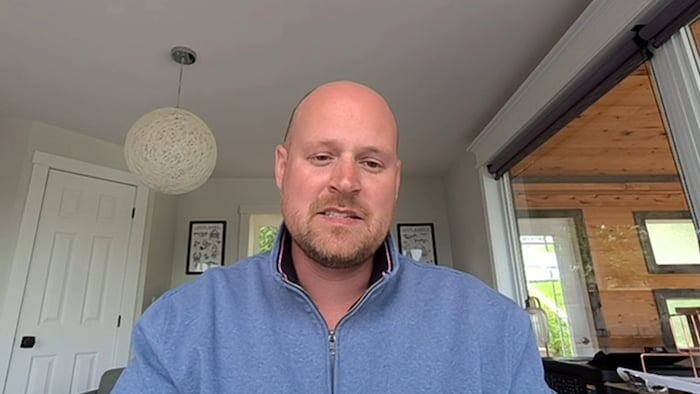Un homme interviewé par vidéoconférence.