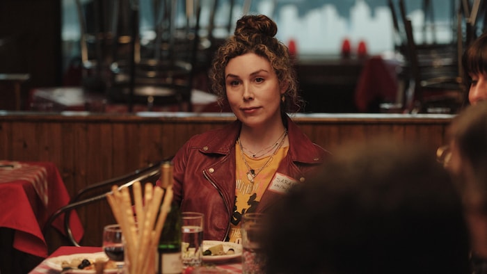 Une femme est assise dans un restaurant.