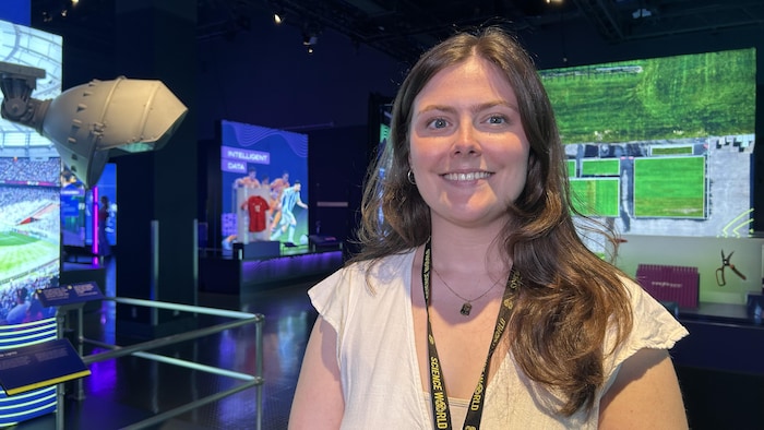 Pascale Nickel, devant une partie d'une exposition à Science World.