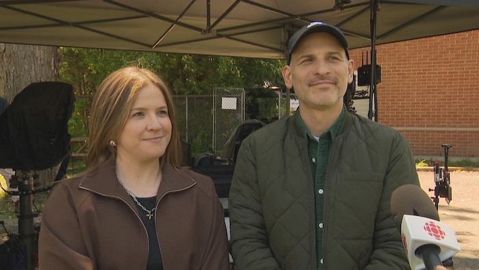 La femme et l'homme répondent ensemble à des questions devant un micro de Radio-Canada. 