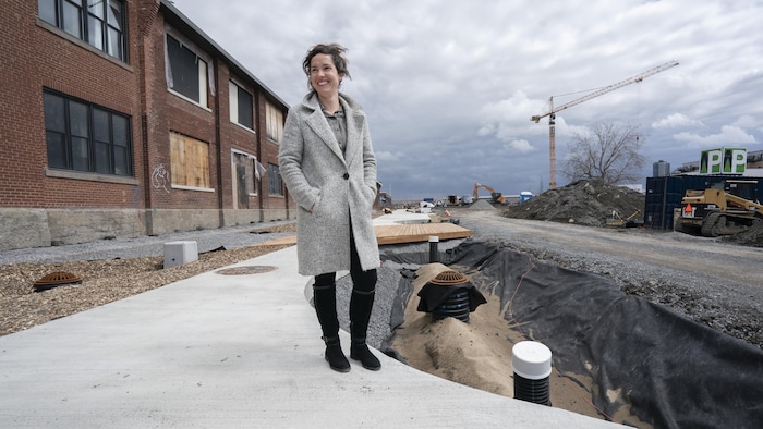 Pascale Rouillé, présidente des Ateliers Ublo, devant un bassin de biorétention en construction le long de la promenade de la future ruelle bleu-vert.