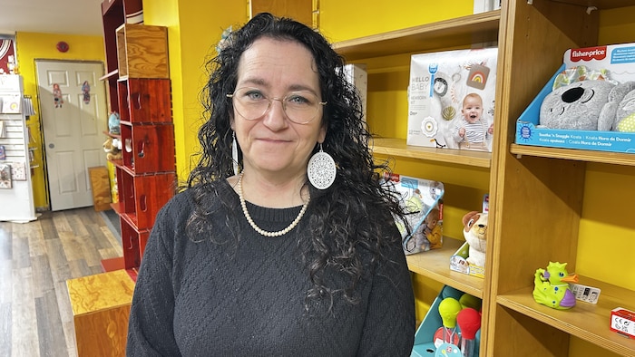 La gérante du magasin Roudoudou, Pascale Vachon, devant un étalage de jouets.