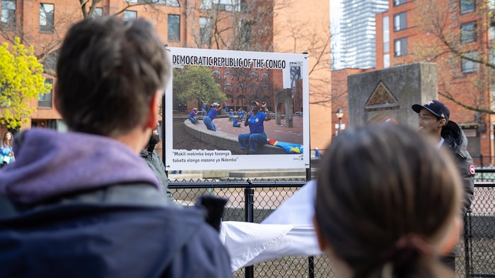 Une photo de l’exposition de photos en plein air PASI.