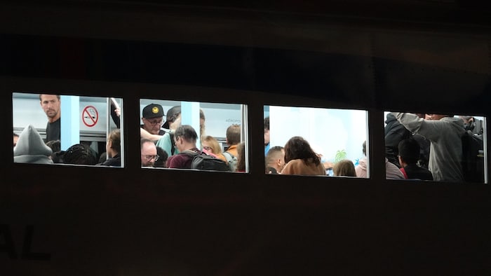Des passagers dans une passerelle après leur sortie de l'avion.