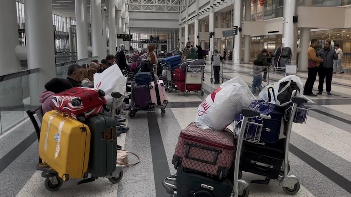 Le hall des départs à l'aéroport de Beyrouth est rempli de gens.