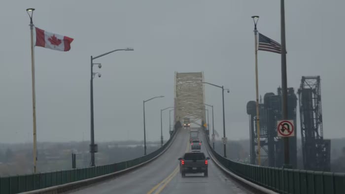 Des voitures qui roulent sur le pont international qui lie les villes canadienne et américaine de Sault-Sainte-Marie.