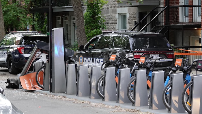 Deux autopatrouilles du SPVM devant une station de BIXI.