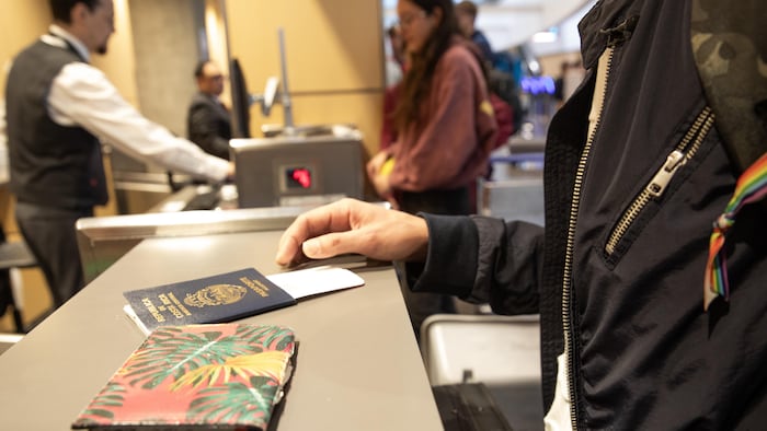 Un passeport sur un comptoir.
