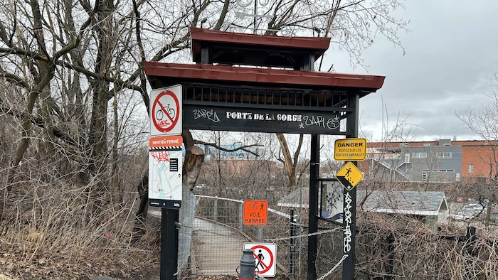 La porte de la passerelle bloquée.