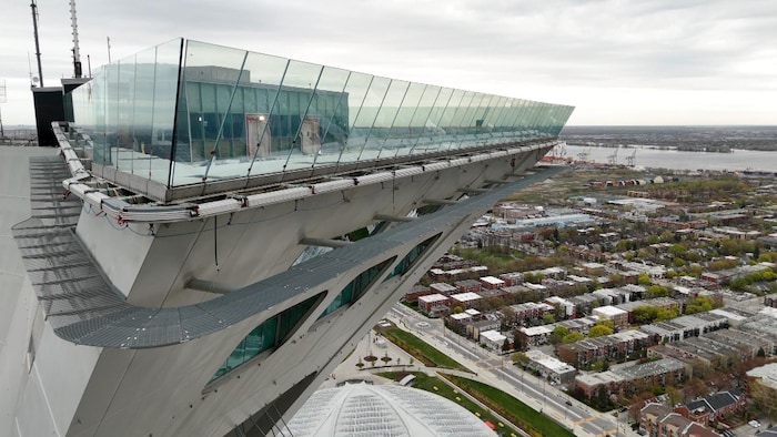 La passerelle en construction, surplombant le quartier.