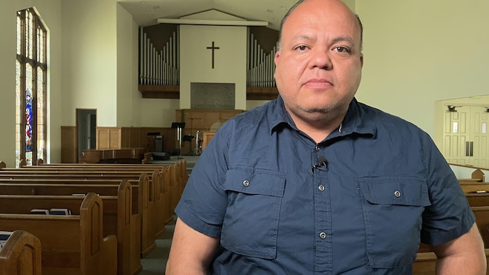 Le pasteur Ara Torosian assis à l'intérieur de son église à Los Angeles.