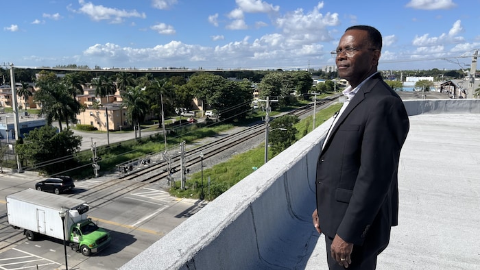 Un pasteur en haut de son église.