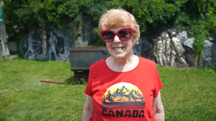 Pat Anderson devant des artéfacts miniers.