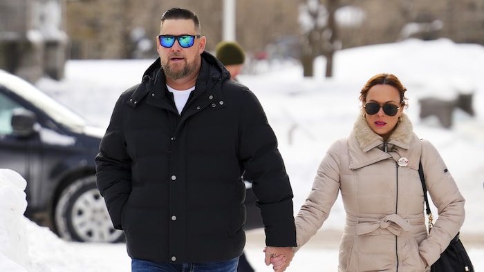 Pat King marche, main dans la main, avec sa femme pour aller au palais de justice.