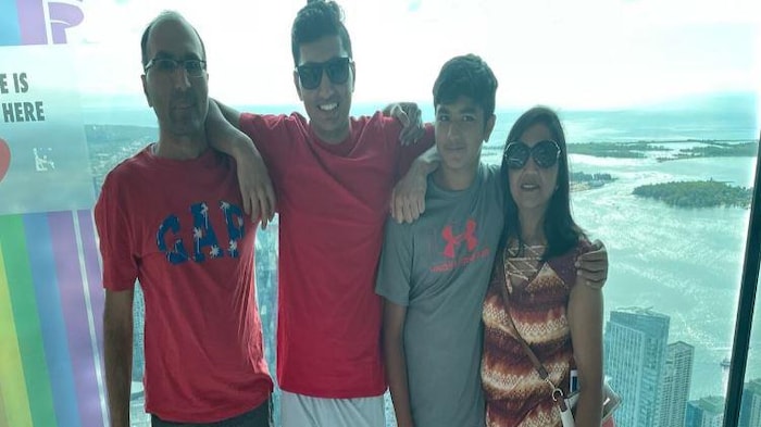 Vinod Patel (à l’extrême gauche) et son épouse, Shilpa Patel (à l’extrême droite), sont photographiés avec leurs deux fils lors de vacances en famille il y a quelques années.