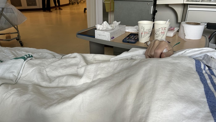 la main d'un patient alité.