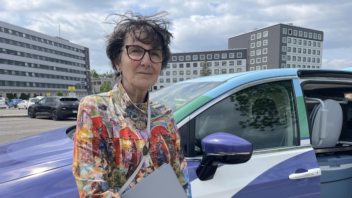 une femme devant un véhicule médical.