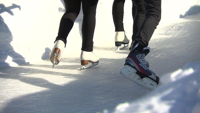 Des patins en action sur la glace