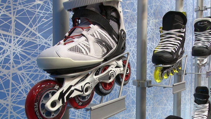 Un étalage de patin à roulettes. 