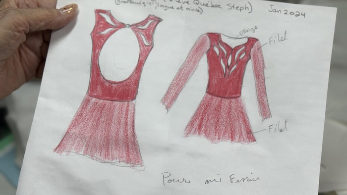 Un croquis représentant le devant et l'arrière d'une robe.