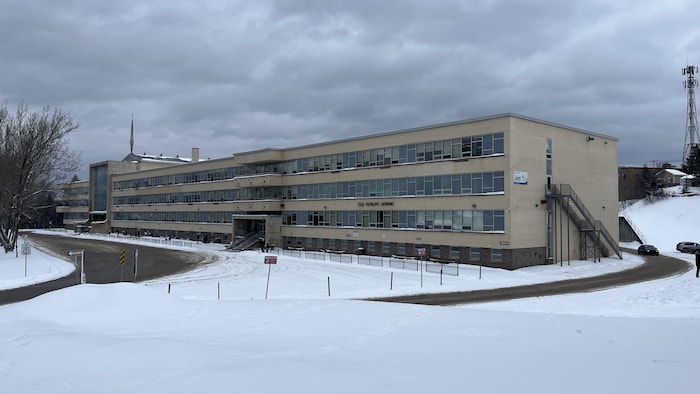 Une école secondaire en hiver.